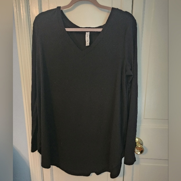 Simple Black Long Sleeve Tee. Vneck. Versatile. 1x . Closet staple. - Picture 1 of 7